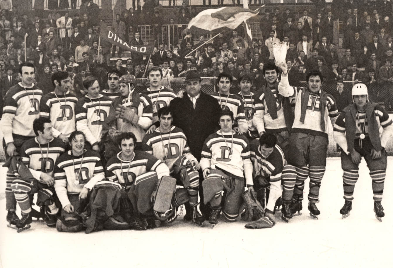 Dinamo - campioana Romaniei / sezon 1970-1971 | originalul fotografiei aparuta in "Sportul" 13 aprilie 1971 (autor: Dragos Neagu | fotoreporter ziarul "Sportul", revista " Sport")